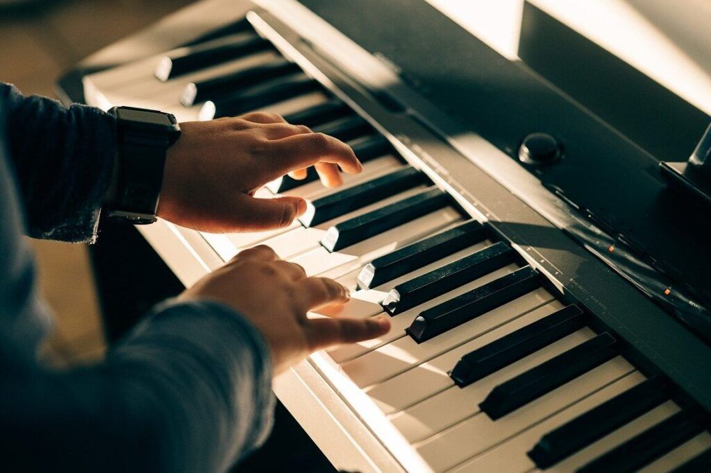 imagen de portada los que tocan el piano